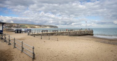 13 Mart 2025 'te Swanage, Dorset, İngiltere' de kuzeydoğuya bakan Swanage ve Banjo Pier 'in görüntüsü