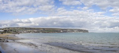 13 Mart 2025 'te Swanage, Dorset, İngiltere' de kuzeydoğuya bakan Swanage ve Bay 'in panoramik görüntüsü