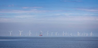 Endeavour 'un 21 Mayıs 2024' te Liverpool, Lancashire yakınlarındaki Crosby Sahili açıklarında rüzgar türbinleri kurduğu kıyı rüzgârı çiftliği.