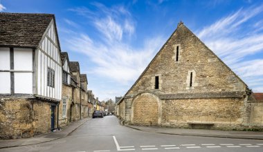 Ortaçağ Tithe ahırı ve yarım kereste, 25 Mart 2025 'te İngiltere' nin Lacock kentinde, East Street ve High Street 'in köşesindeki Chamberlain' s House 'u çerçeveletti.