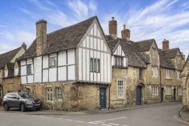 Chamberlain 'lerin Evi, 25 Mart 2025' te İngiltere 'nin Wiltshire, Lacock kentindeki High Street ve East Street kavşağındaki yarım kereste çerçeveli ev.