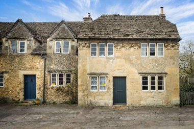 25 Mart 2025 'te İngiltere, Lacock, Wiltshire' daki eski ortaçağ evleri