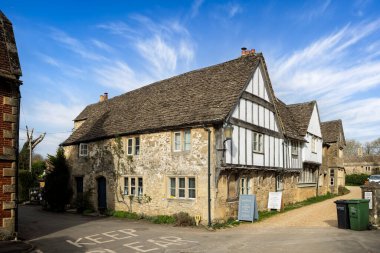 25 Mart 2025 'te İngiltere' de, Lacock, Wiltshire 'da eski ahşap evler