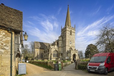 25 Mart 2025 'te Lacock, Wiltshire, İngiltere' deki Aziz Cyriac Kilisesi