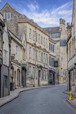 27 Mart 2025 'te Avon, Wiltshire, İngiltere' deki Bradford, Silver Caddesi 'ndeki Dükkan ve Üzüm Meyhanesi