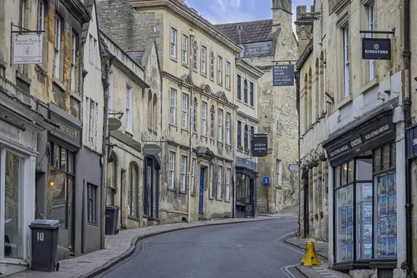 27 Mart 2025 'te Avon, Wiltshire, İngiltere' deki Bradford, Silver Caddesi 'ndeki Dükkan ve Üzüm Meyhanesi