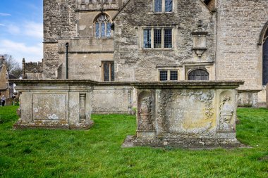 25 Mart 2025 'te Lacock, Wiltshire, İngiltere' deki Aziz Cyriac Kilisesi 'nin mezarlığına antik mezar taşlarını kapatın.