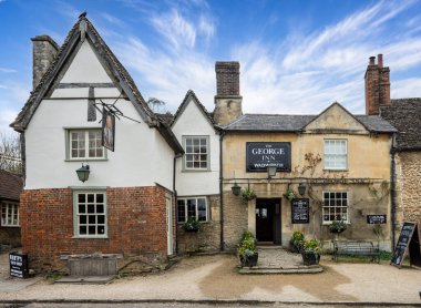 The George Inn in West Street, Lacock, Wiltshire, İngiltere 25 Mart 2025