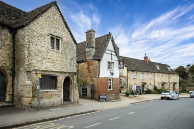 The George Inn in West Street, Lacock, Wiltshire, İngiltere 25 Mart 2025