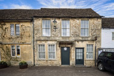 Lacock High Caddesi 'ndeki eski ev. 25 Mart 2025' te Lacock, Wiltshire, İngiltere 'de saat kapısında.