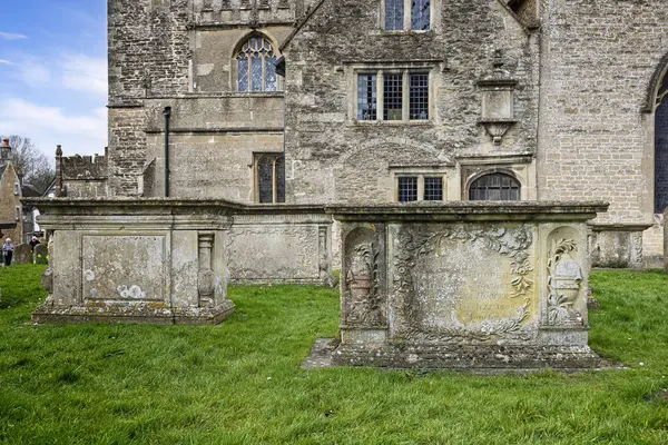 25 Mart 2025 'te Lacock, Wiltshire, İngiltere' deki Aziz Cyriac Kilisesi 'nin mezarlığına antik mezar taşlarını kapatın.