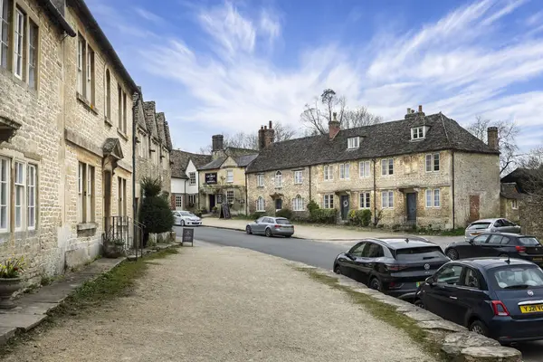 The George Inn in West Street, Lacock, Wiltshire, İngiltere 25 Mart 2025