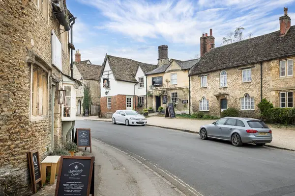 The George Inn in West Street, Lacock, Wiltshire, İngiltere 25 Mart 2025