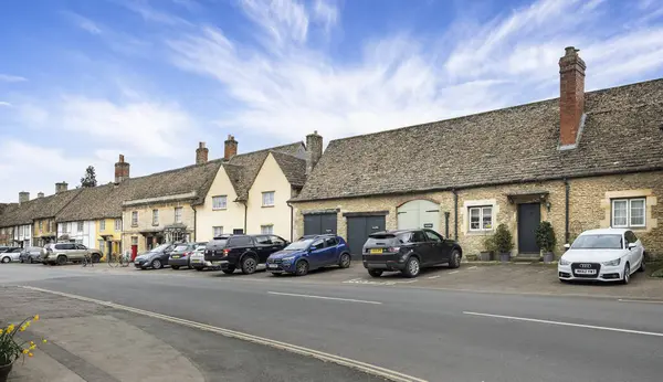 25 Mart 2025 'te İngiltere, Lacock, Wiltshire' daki eski ev ve dükkanlar