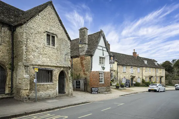 The George Inn in West Street, Lacock, Wiltshire, İngiltere 25 Mart 2025