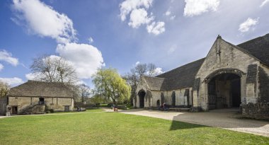 29 Mart 2025 'te Avon, Wiltshire, İngiltere' deki Bradford 'daki ortaçağ Tithe Barn ve The Granary binası