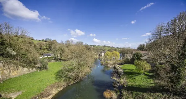Avon Nehri 'nin panoramik manzarası ve Avoncliff' teki su kemerinden 29 Mart 2025 'te Avon, Wiltshire, İngiltere' de