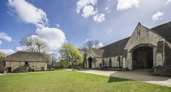 29 Mart 2025 'te Avon, Wiltshire, İngiltere' deki Bradford 'daki ortaçağ Tithe Barn ve The Granary binası