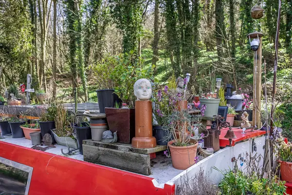 29 Mart 2025 'te İngiltere' nin Avon kentinde bulunan Bradford yakınlarındaki Kennet & Avon Kanalı 'nda bir kanalın tepesindeki bir manken kafası da dahil olmak üzere brac koleksiyonu