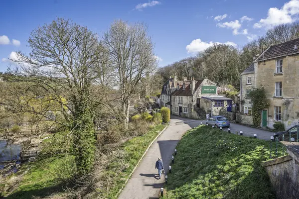 The Cross Guns barı 29 Mart 2025 'te Avoncliff' teki Avon, Wiltshire, İngiltere yakınlarındaki su kemerinden görüldü.