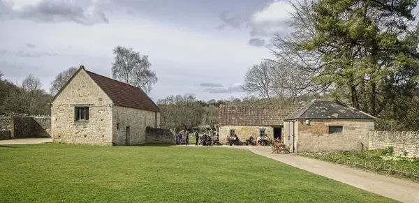 29 Mart 2025 'te Avon, Wiltshire, İngiltere' deki Bradford 'daki ortaçağ Batı Ahırı ve Küçük Ahır ve Kafe