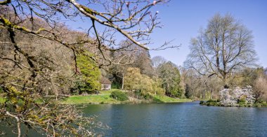 Stourhead Gölü ve patika manzaralı Stourhead, Wiltshire, İngiltere 'deki Gotik Kulübe' ye doğru giden akroolar 5 Nisan 2025 'te görülüyor.