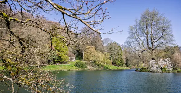 Stourhead Gölü ve patika manzaralı Stourhead, Wiltshire, İngiltere 'deki Gotik Kulübe' ye doğru giden akroolar 5 Nisan 2025 'te görülüyor.