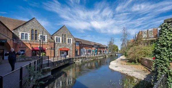 River Avon ve The Maltings 6 Nisan 2025 'te İngiltere' nin Salisbury şehrinin merkezinde.