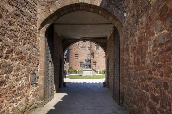 8 Nisan 2025 'te Powis Şatosu, Powys, Galler, İngiltere' ye giriş kemeriyle çerçevelenen Kanatlı At Pegasus tarafından yükseltilen Şöhret Heykeli