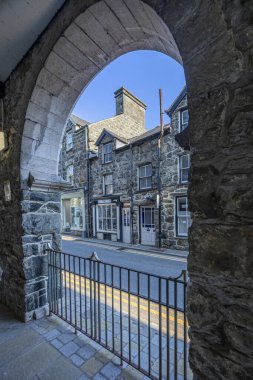 Meyrick Caddesi 'ndeki dükkanlar 8 Nisan 2025' te Old Market Hall, Dolgellau, Gwnydd, Wales, İngiltere 'deki kemerlerden birinden görüldü.