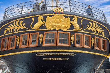 İngiltere 'nin Bristol Limanı' nda 17 Nisan 2025 'te sergilenen SS İngiltere' nin arkasındaki pencereler ve Büyük Britanya Bristol tabelası kapatıldı.