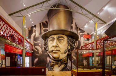 17 Nisan 2025 'te İngiltere' nin Bristol Limanı 'ndaki SS Büyük Britanya müzesinde soba bornozu şapkası takıp puro içen Isambard Krallığı' nın hayattan daha büyük heykeli.