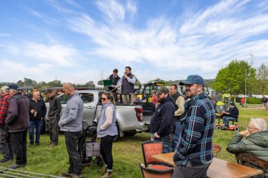 Açık arttırmacı, 24 Nisan 2025 'te İngiltere' de Standerwick Market, Frome, Somerset 'teki açık artırmada kullanılmış tarım ekipmanı satıyor.