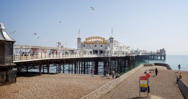Brighton Sarayı İskelesi 27 Nisan 2025 'te Brighton Sahil Yolu, Sussex, İngiltere' de imzalandı.