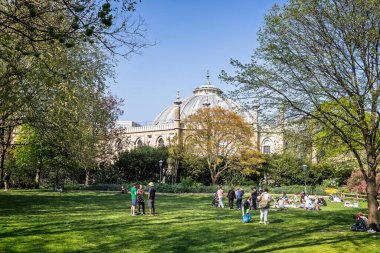 Brighton Dome 27 Nisan 2025 'te Brighton, Sussex, İngiltere' deki Brighton Pavilion Gardens 'dan görüldü.