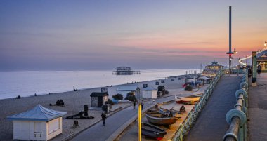 Brighton i360 gözlem kulesi ve Brighton, Sussex, İngiltere 'de 27 Nisan 2025' te terk edilmiş Brighton West Piew