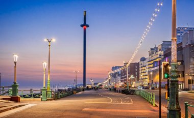 Brighton i360 gözlem kulesi 27 Nisan 2025 'te Brighton, Sussex, İngiltere' de günbatımında aydınlandı.