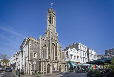 28 Nisan 2025 'te Duke Caddesi, Brighton, Sussex, İngiltere' deki eski Kutsal Trinty Kilisesi ve bitişik al fresco restoranları