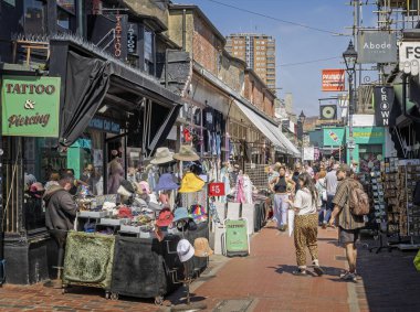 28 Nisan 2025 'te Brighton, Sussex, İngiltere' de North Laine 'in bohem mahallesindeki dar yaya caddesinde alışveriş yapanlar