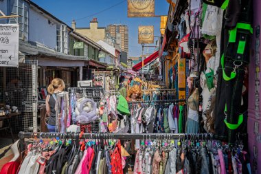 28 Nisan 2025 'te Brighton, Sussex, İngiltere' de North Laine 'in bohem mahallesindeki dar yaya caddesinde alışveriş yapanlar