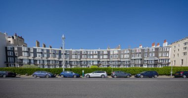 28 Nisan 2025 'te İngiltere' nin deniz kenarındaki Royal Crescent terası, Deniz Geçidi, Brighton, Sussex, İngiltere