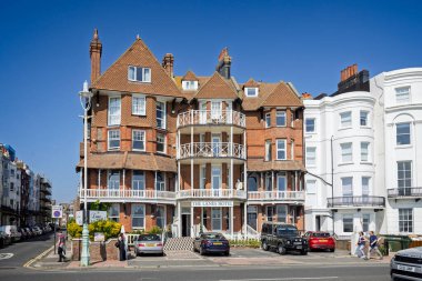 Sahildeki Lanes Oteli, balkonda Humphrey Bogart 'ın gerçek boyutlu modeliyle 28 Nisan 2025' te Marine Parade, Brighton, Sussex, İngiltere 'de.