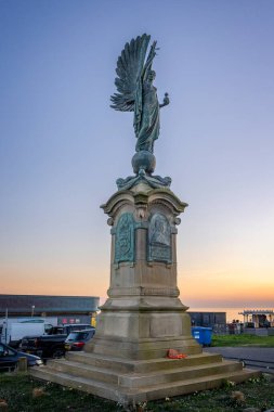Barış Heykeli ya da Brighton Meleği 28 Nisan 2025 'te deniz kenarında, Brighton, Sussex, İngiltere' de gün batımında
