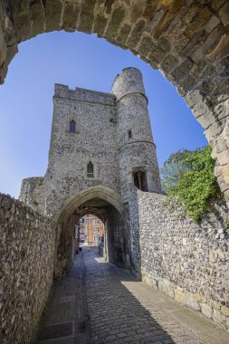 29 Nisan 2025 'te Lewes, Sussex, İngiltere' deki Lewes Kalesi 'nin Barbican kapısı