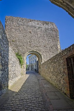 29 Nisan 2025 'te Lewes, Sussex, İngiltere' deki Lewes Kalesi 'nin Barbican kapısı