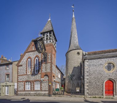 Lewes Kilisesi 'nde Aziz Michael, 29 Nisan 2025' te High Street, Lewes, Sussex, İngiltere 'de saat projeksiyonu.