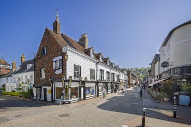 Cliffe High Street ve Harvey 's bira fabrikası 29 Nisan 2025' te Lewes, Sussex, İngiltere 'de.