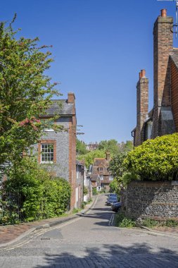29 Nisan 2025 'te St James Caddesi' nden Lewes, Sussex, İngiltere 'deki Lewes kasaba merkezine büyüleyici bir manzara.