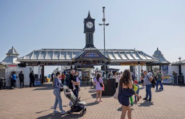 Brighton Palace İskelesi 27 Nisan 2025 'te Brighton plaj cephesine giriş ve çıkış saati