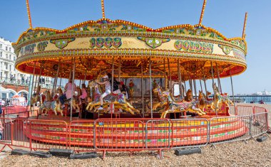 Brighton, Sussex, İngiltere 'de 27 Nisan 2025' te sahilin kıyısında klasik Altın Galloper Atlıkarınca